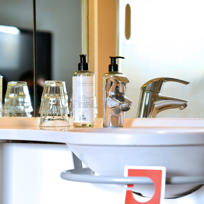 Salle d'eau chambre famille h&ocirc;tel Cholet