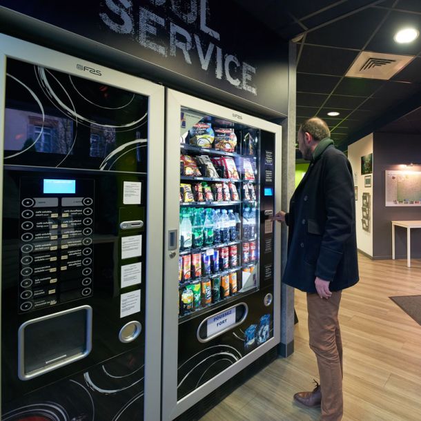 Distributeur de plats et boissons de l'hôtel Ibis budget Cholet Centre