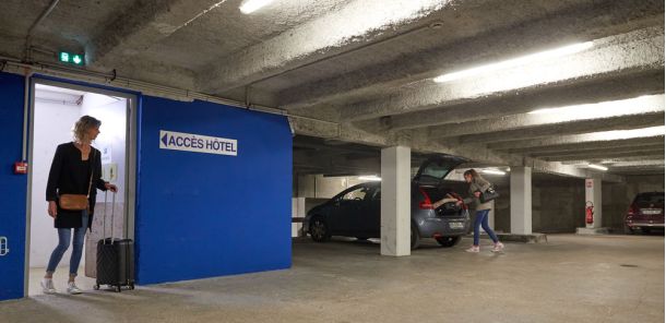 Parking s&eacute;curis&eacute; et ferm&eacute; de l'h&ocirc;tel Ibis Budget Cholet Centre